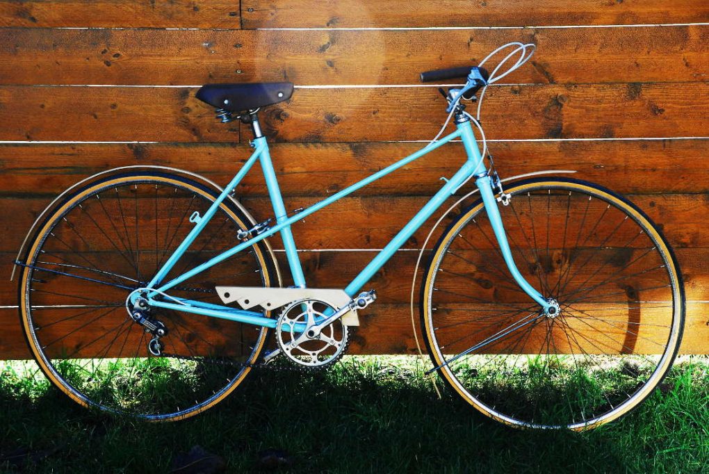 kinoko - bicyclette vintage et girly cadre turquoise pare chaîne et guarde-boue bois