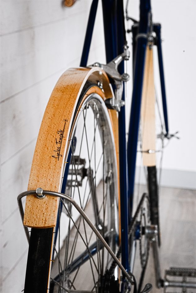 garde bous bois vernis sur vélo bleu