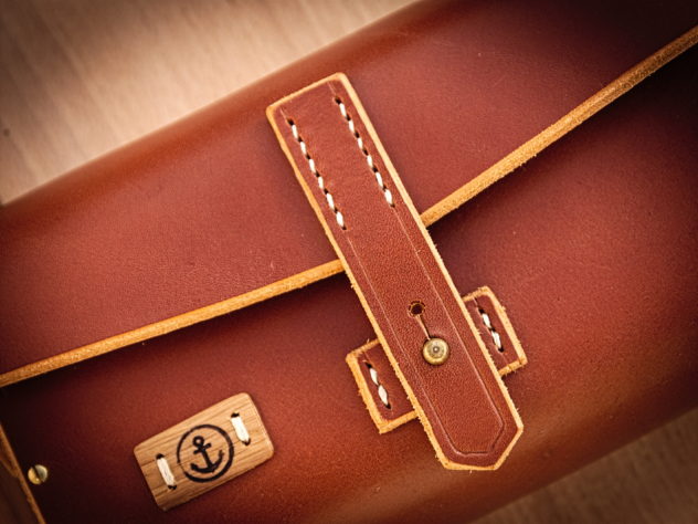 sac à main cuir et bois detail du logo et de la couture à la main point sellier