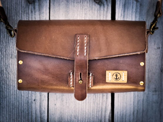 L'indispensable - Sac à main cuir et bois - couleur Miel, chocolat ou noir vintage. – Image 3