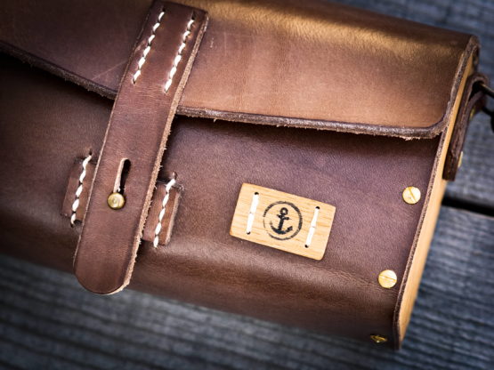 L'indispensable - Sac à main cuir et bois - couleur Miel, chocolat ou noir vintage. – Image 5