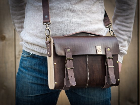 Le coursier - Sac bandoulière cuir et bois - Chocolat – Image 7