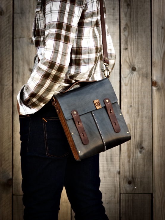 Le Postier, sacoche cuir et bois - Miel, chocolat ou noir vintage – Image 2