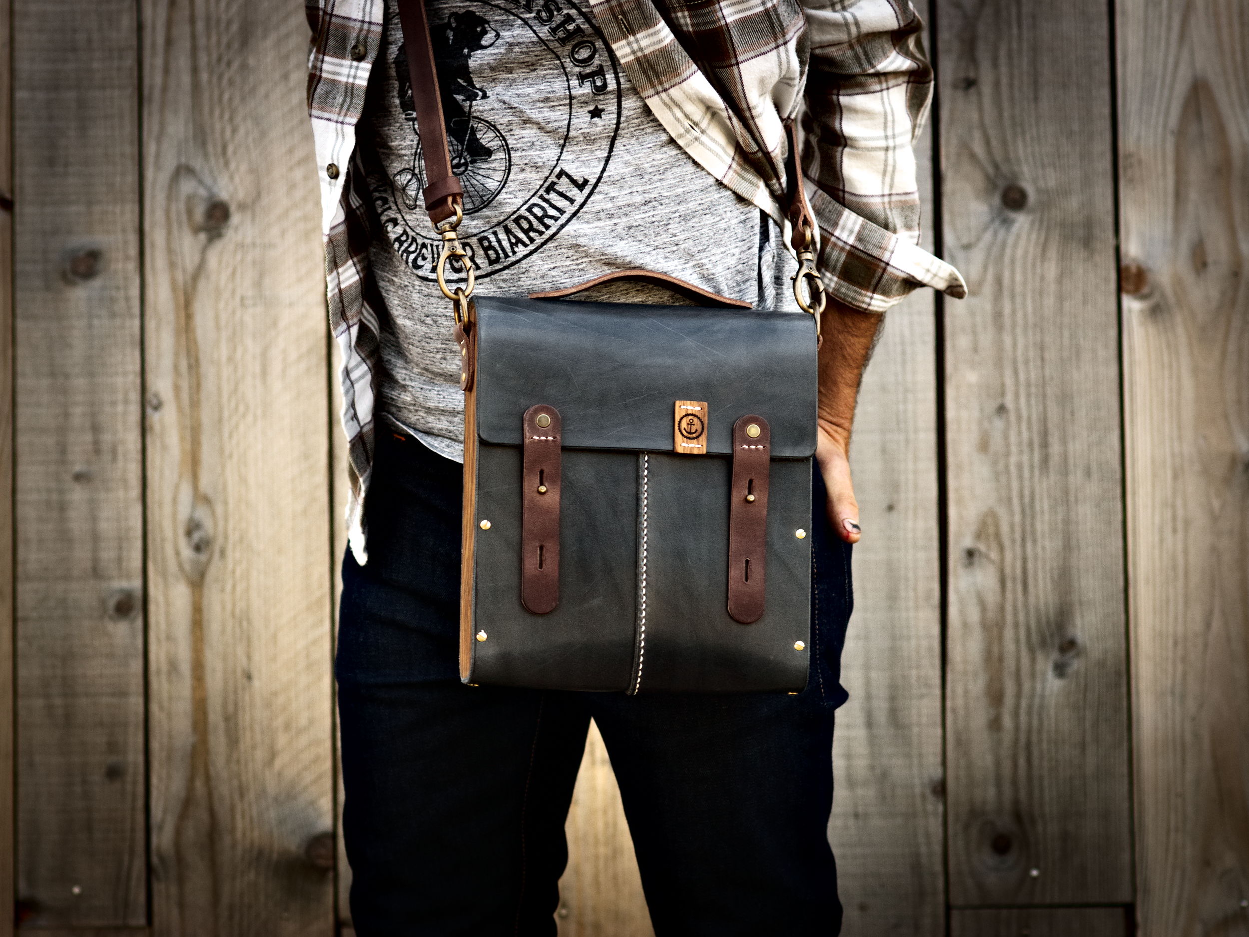Le Postier sacoche cuir et bois Miel chocolat ou noir vintage