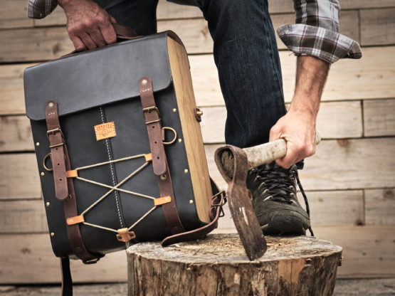 sac à dos cuir et bois vintage