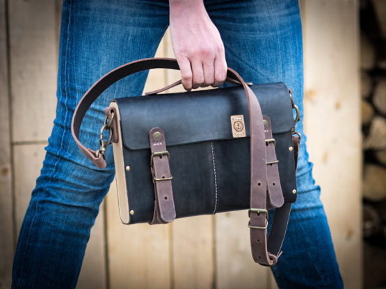 sac bandoulière cuir et bois noir vintage