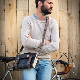 sac bandoulière cuir et bois noir vintage