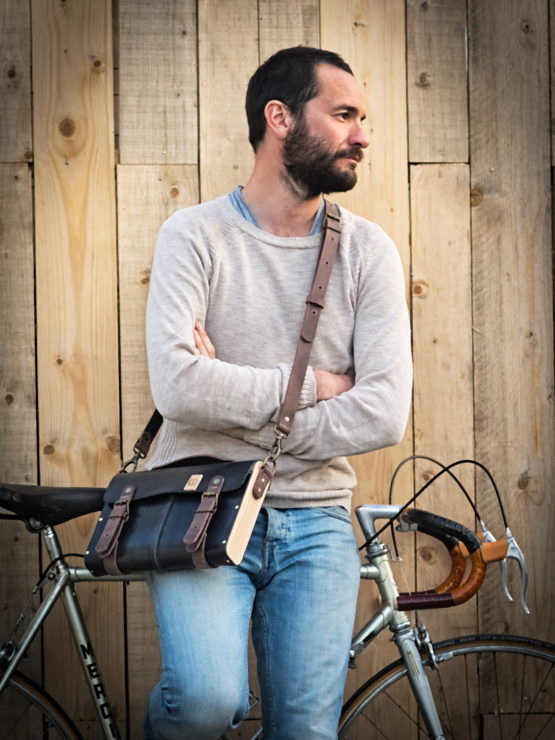 sac bandoulière cuir et bois noir vintage