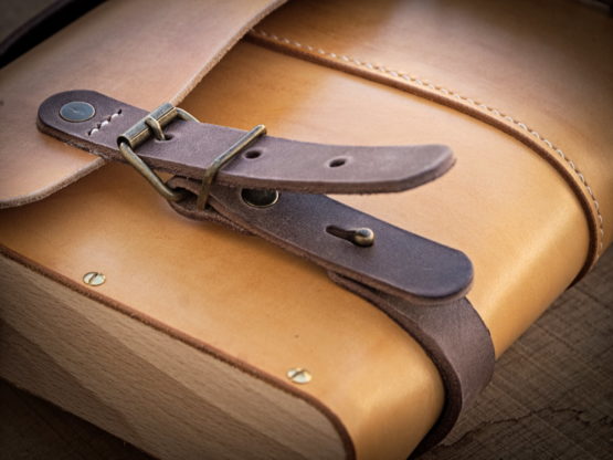 Le coursier - Sac bandoulière cuir et bois - Miel – Image 7
