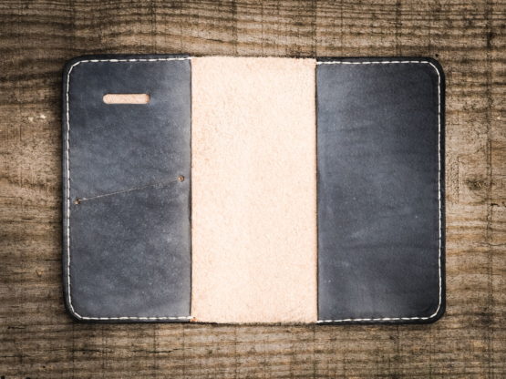 Voyageur - Porte passeport cuir - Noir Vintage – Image 8