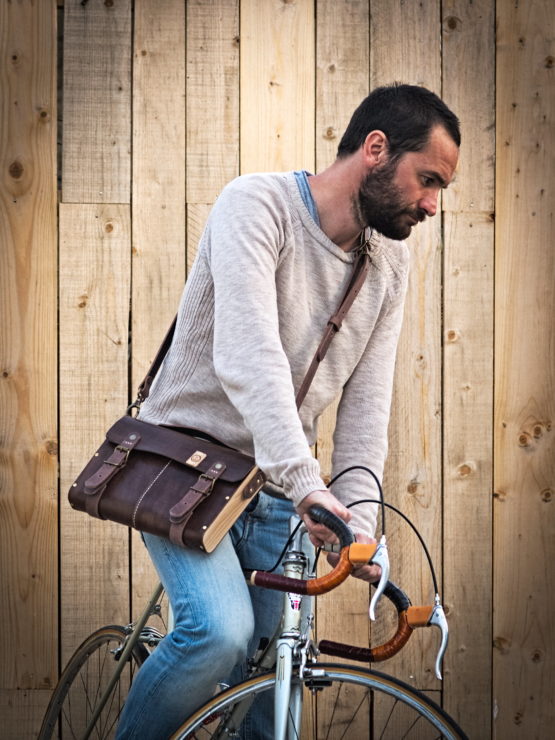 Le coursier - Sac bandoulière cuir et bois - Chocolat – Image 6