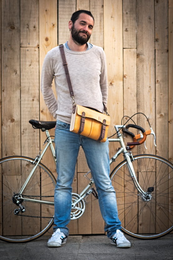 Sacoche bandoulière cuir et bois devant vélo mercier