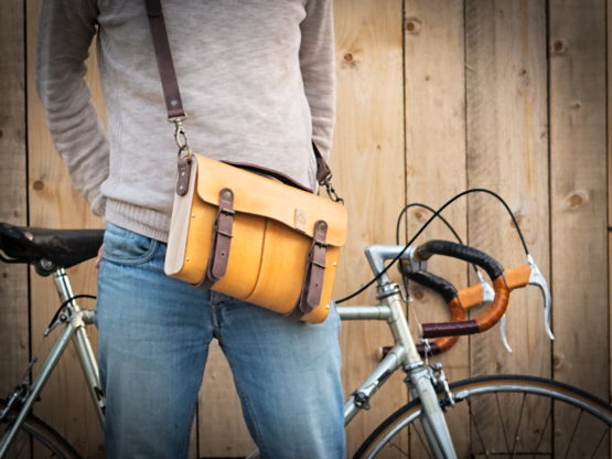 Le coursier - Sac bandoulière cuir et bois - Miel – Image 3