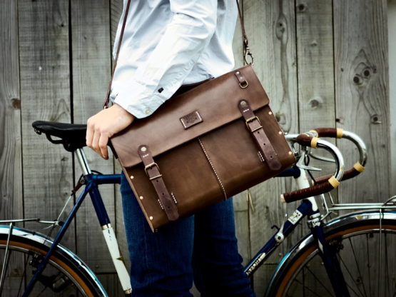 Cartable vélo cuir et bois - Chocolat, Miel ou Noir vintage – Image 2