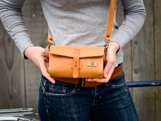 L'indispensable - Sac à main cuir et bois - couleur Miel, chocolat ou noir vintage. – Image 11