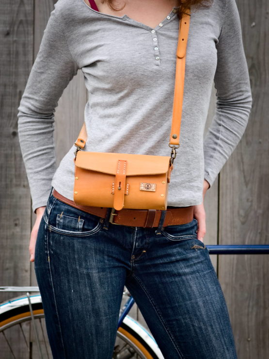 L'indispensable - Sac à main cuir et bois - couleur Miel, chocolat ou noir vintage. – Image 12