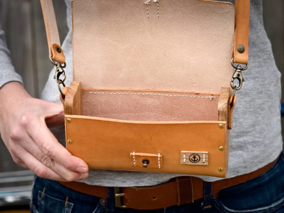 L'indispensable - Sac à main cuir et bois - couleur Miel, chocolat ou noir vintage. – Image 13