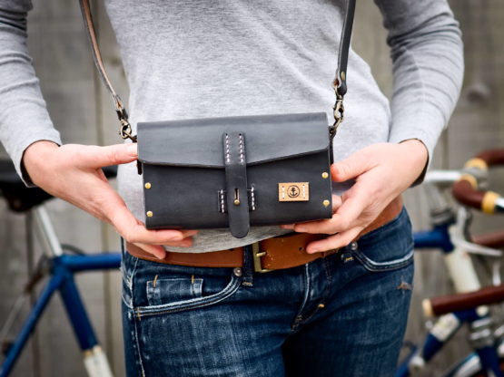 L'indispensable - Sac à main cuir et bois - couleur Miel, chocolat ou noir vintage. – Image 14