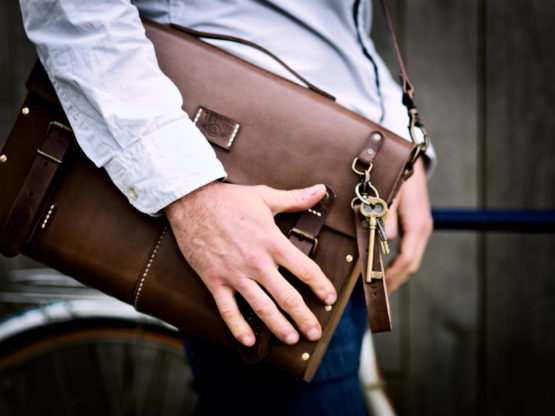 Cartable vélo cuir et bois - Chocolat, Miel ou Noir vintage – Image 5