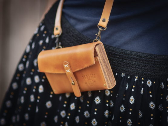 Le Reporter - Pochette cuir et bois - Miel – Image 9