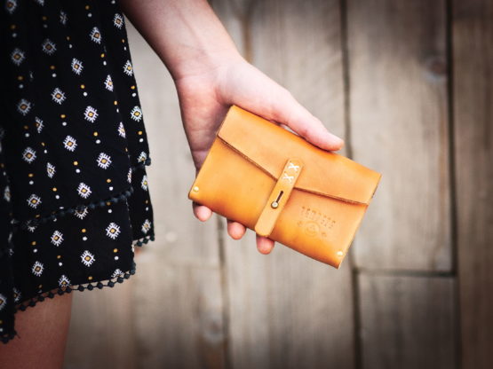 Le Reporter - Pochette cuir et bois - Miel – Image 3