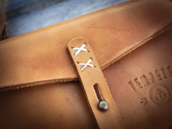 Le Reporter - Pochette cuir et bois - Miel – Image 7