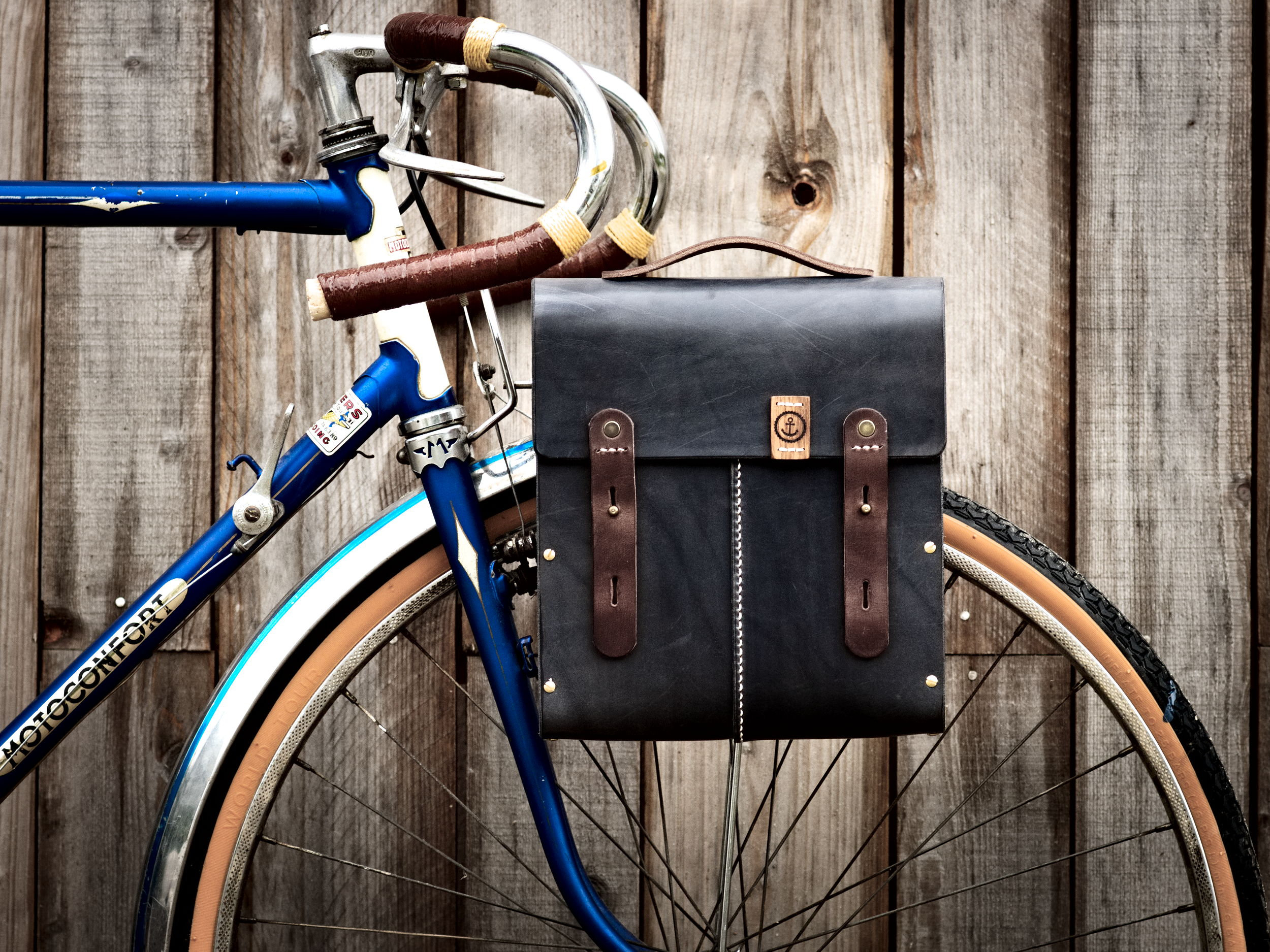 Le Postier, sacoche cuir et bois – Miel, chocolat ou noir vintage – Cycles  Tempête